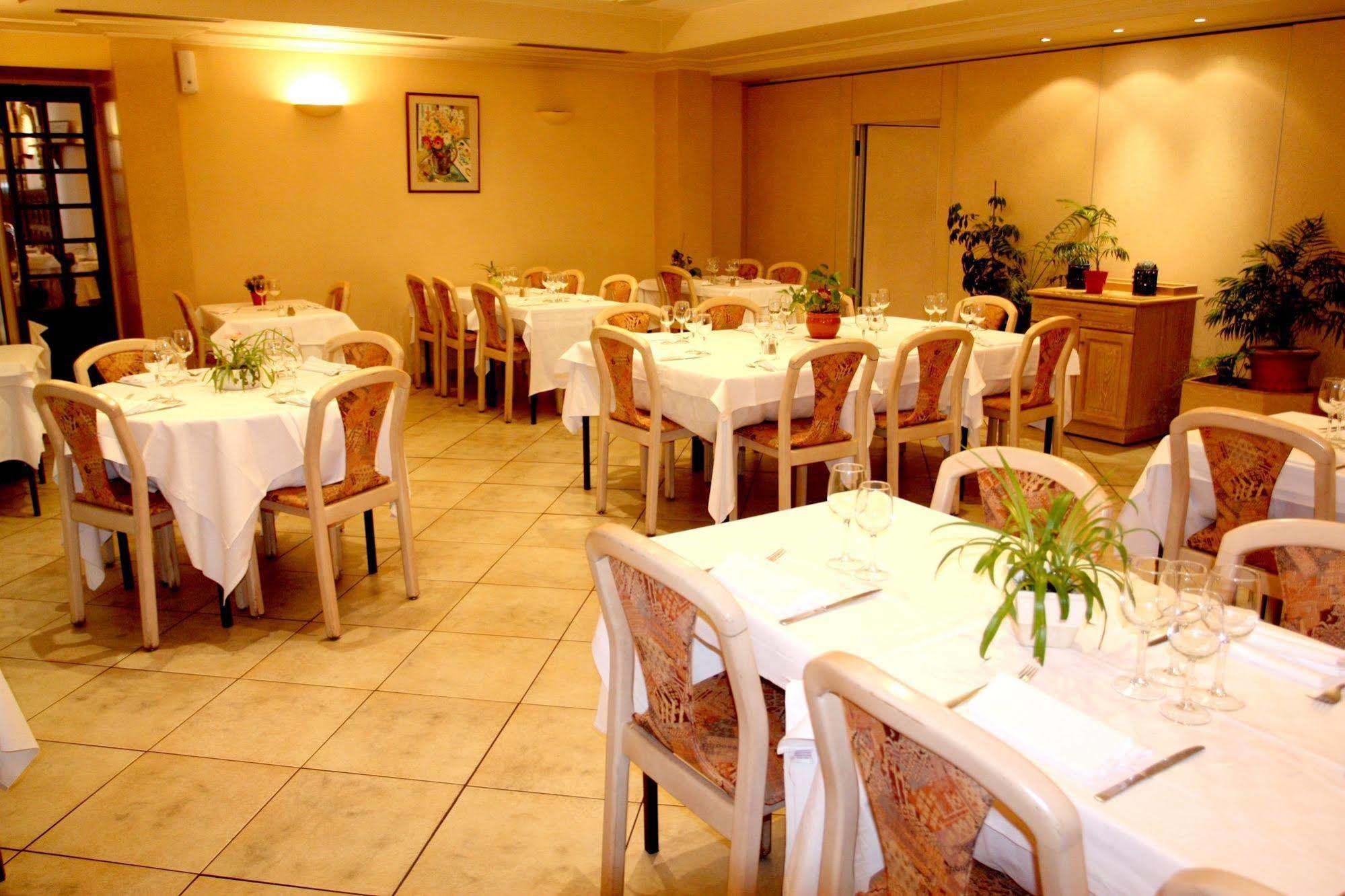 Logis Hotel Restaurant Des Voyageurs Pont-de-Salars Exterior photo